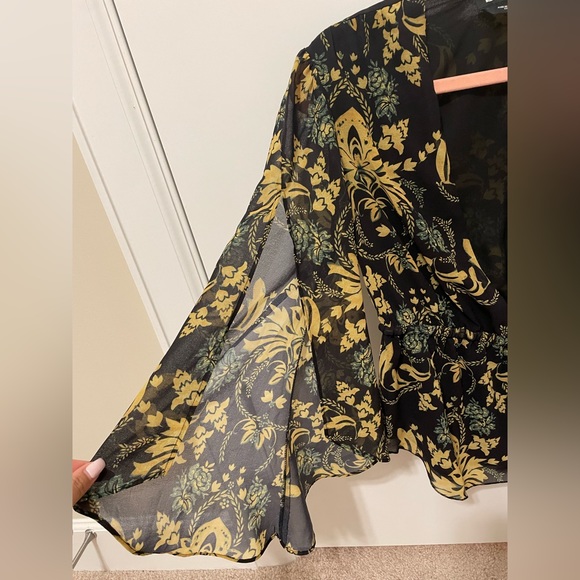 Bebe Split sleeve Deep V top XXS - Picture 2 of 3